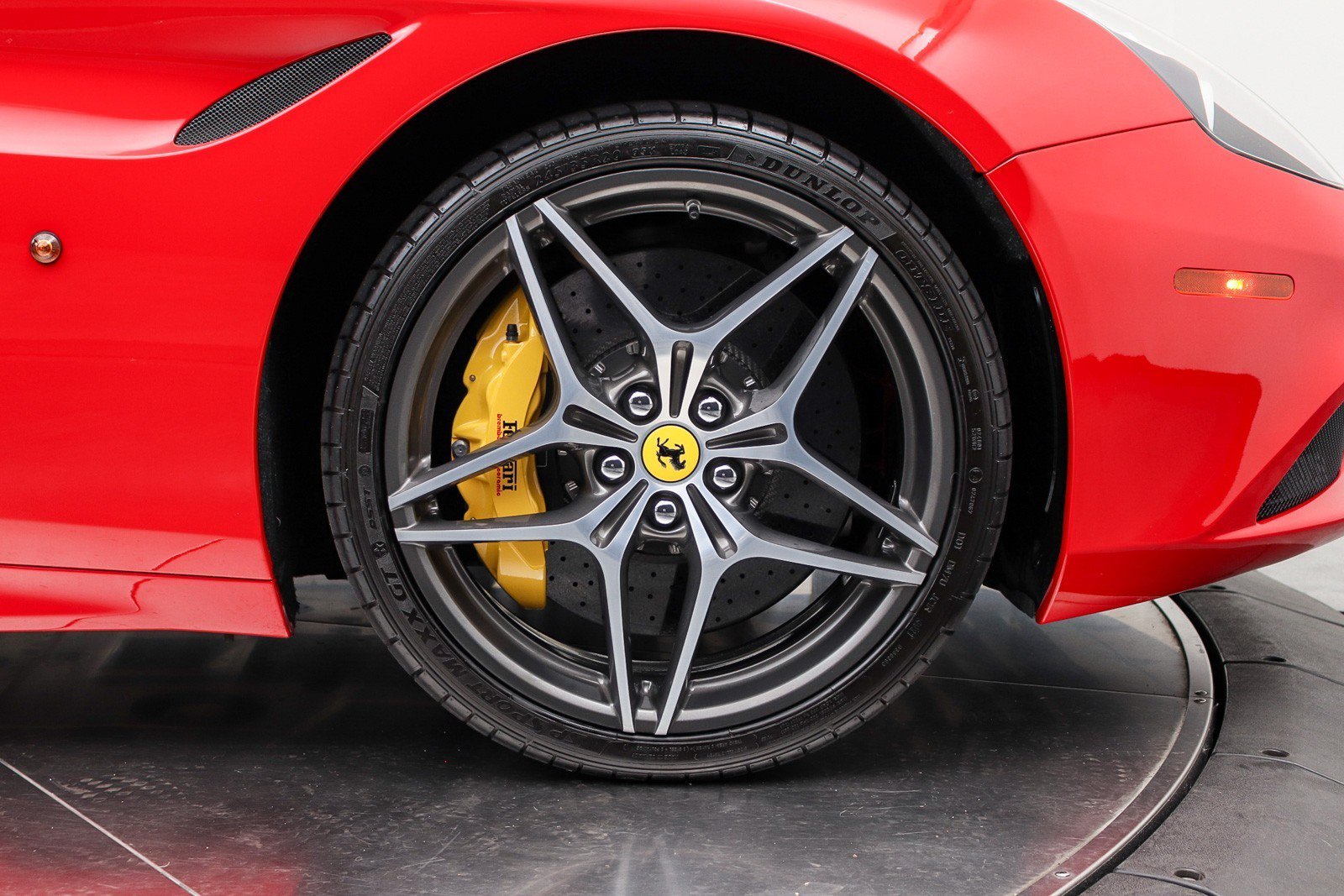 Used 2016 Ferrari California T RWD image 16