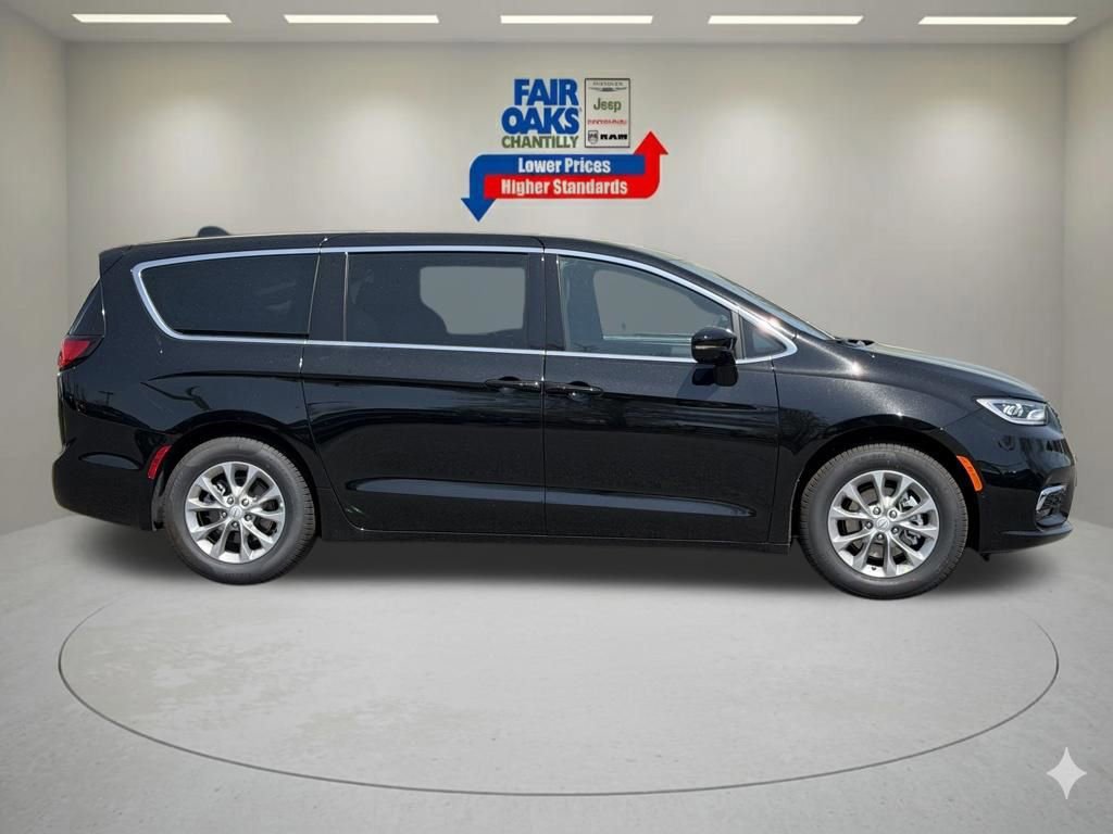 New 2026 Chrysler Pacifica Limited FWD image 4
