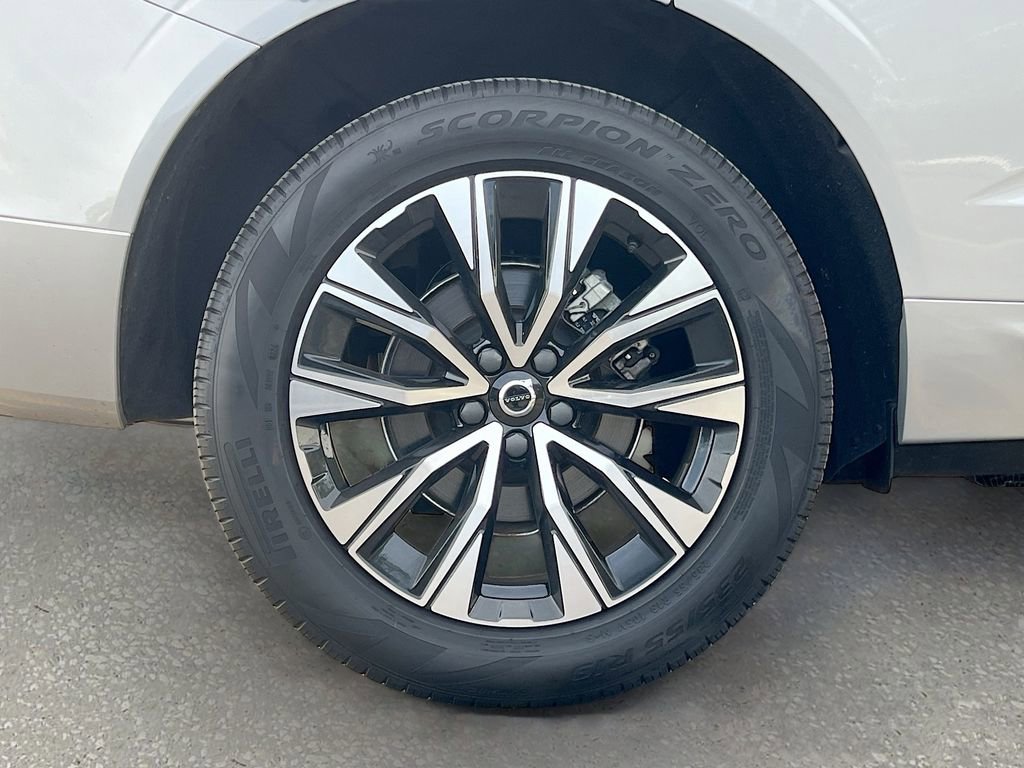 Used 2025 Volvo XC60 B5 Plus image 30