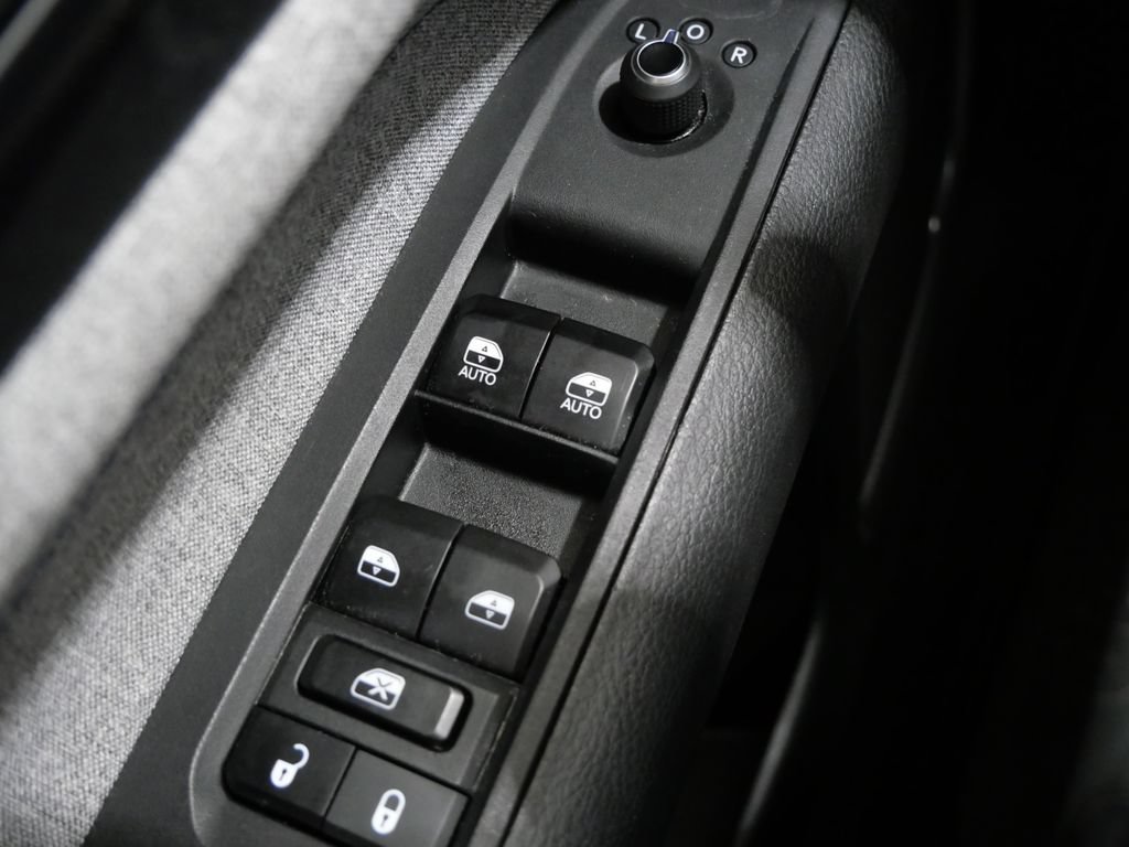 Used 2025 Jeep Compass Latitude w/ Sun & Sound Group AWD/4WD image 13