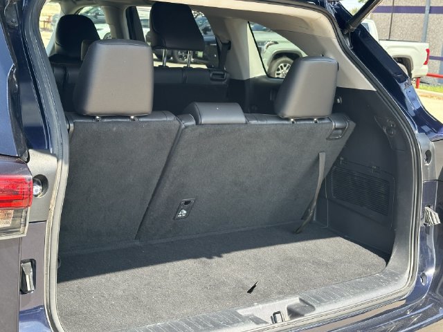 Used 2021 Toyota Highlander XLE AWD/4WD image 34