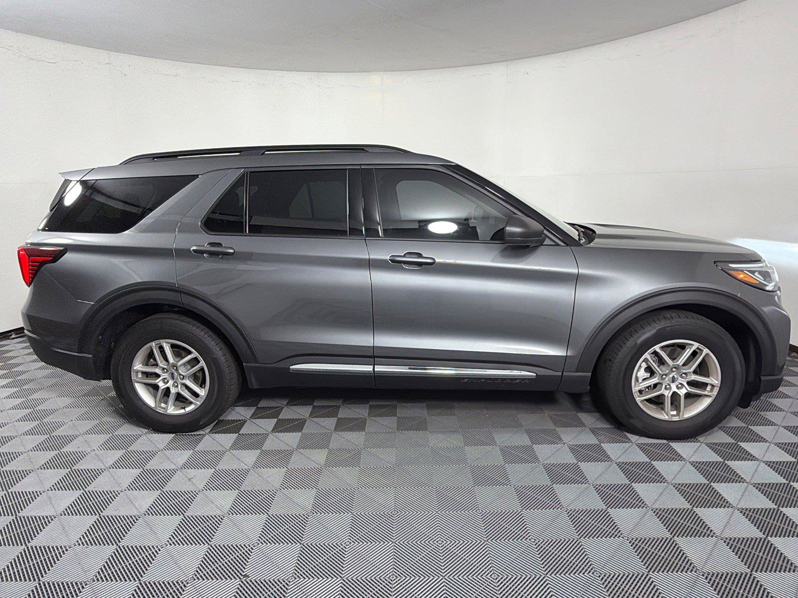 Used 2025 Ford Explorer Active w/ Active Comfort Package RWD image 8