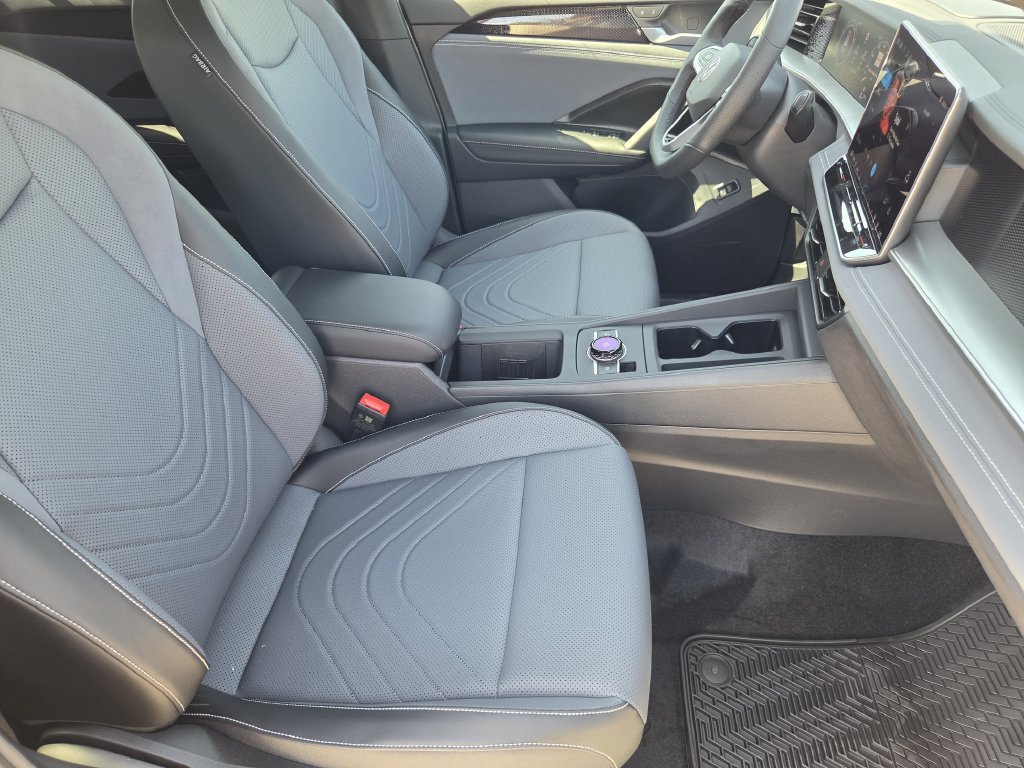 New 2026 Volkswagen Tiguan SE R-Line FWD image 9