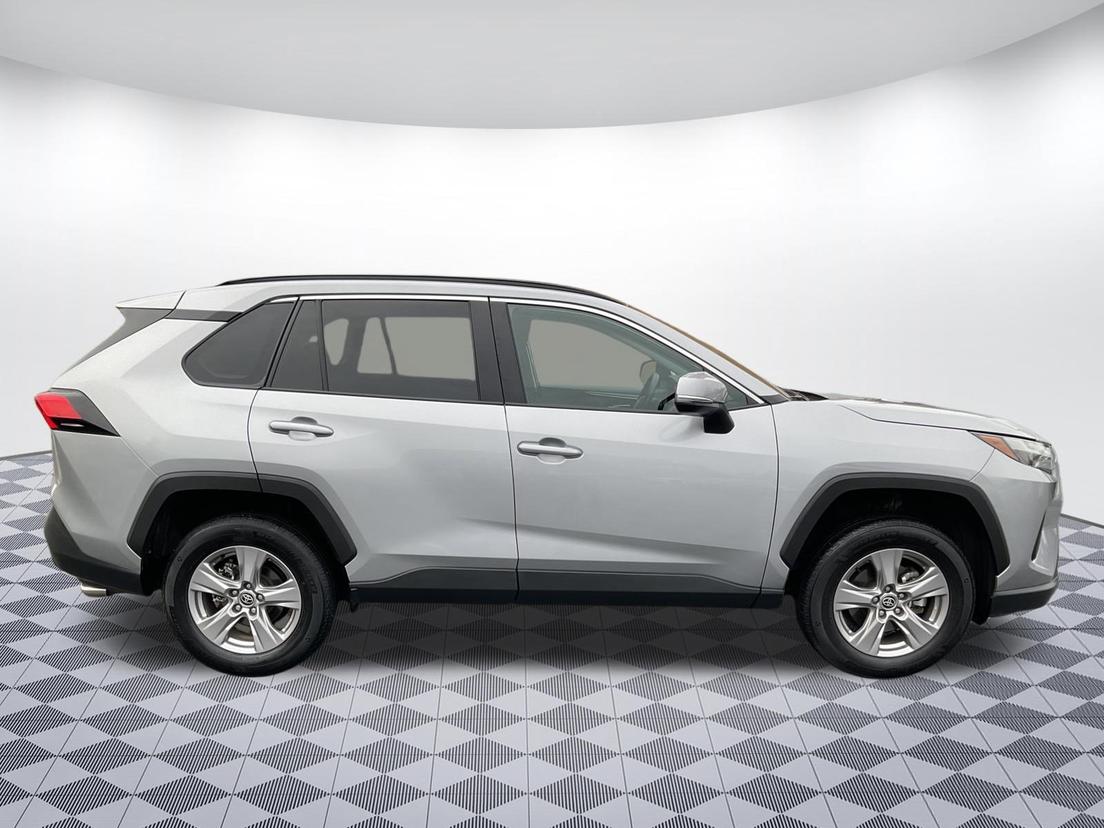 Used 2025 Toyota RAV4 XLE AWD/4WD image 2