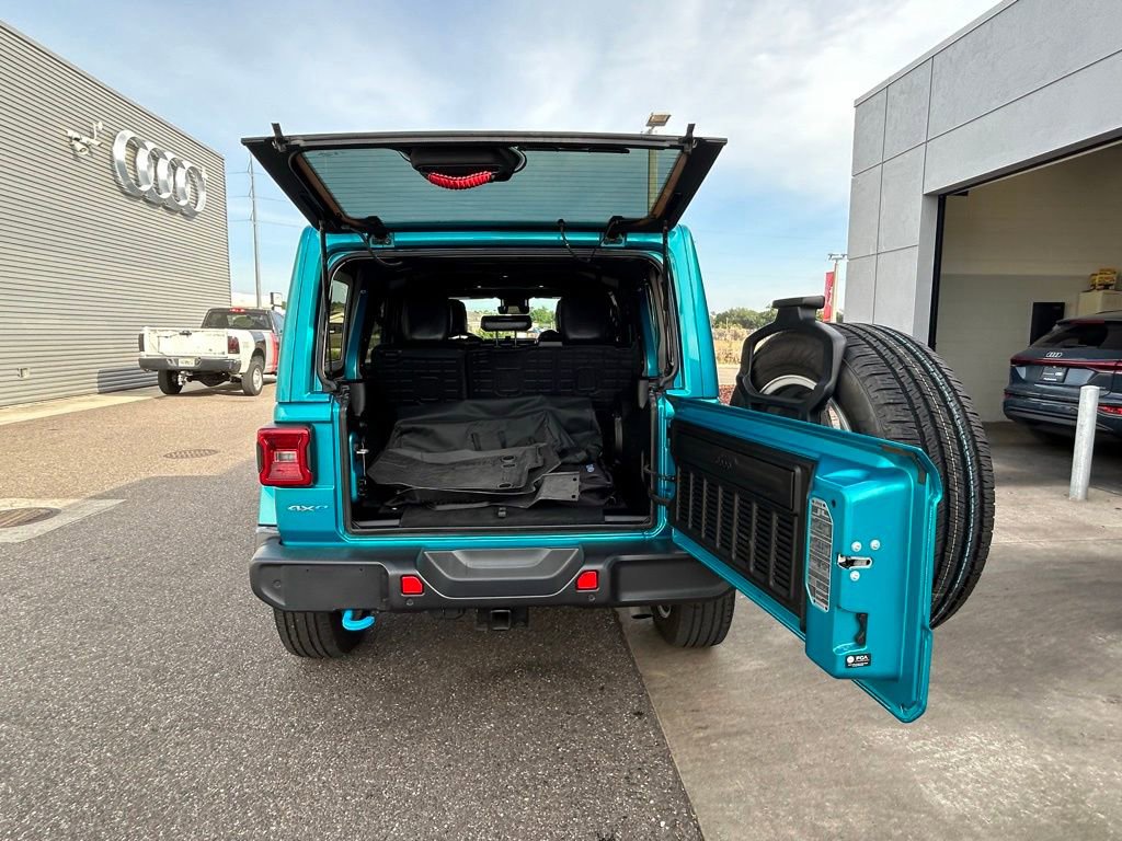 Used 2024 Jeep Wrangler Unlimited Sahara w/ Technology Group AWD/4WD image 59