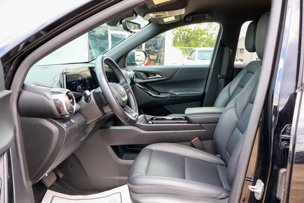 Used 2025 Chevrolet Equinox LT FWD image 7