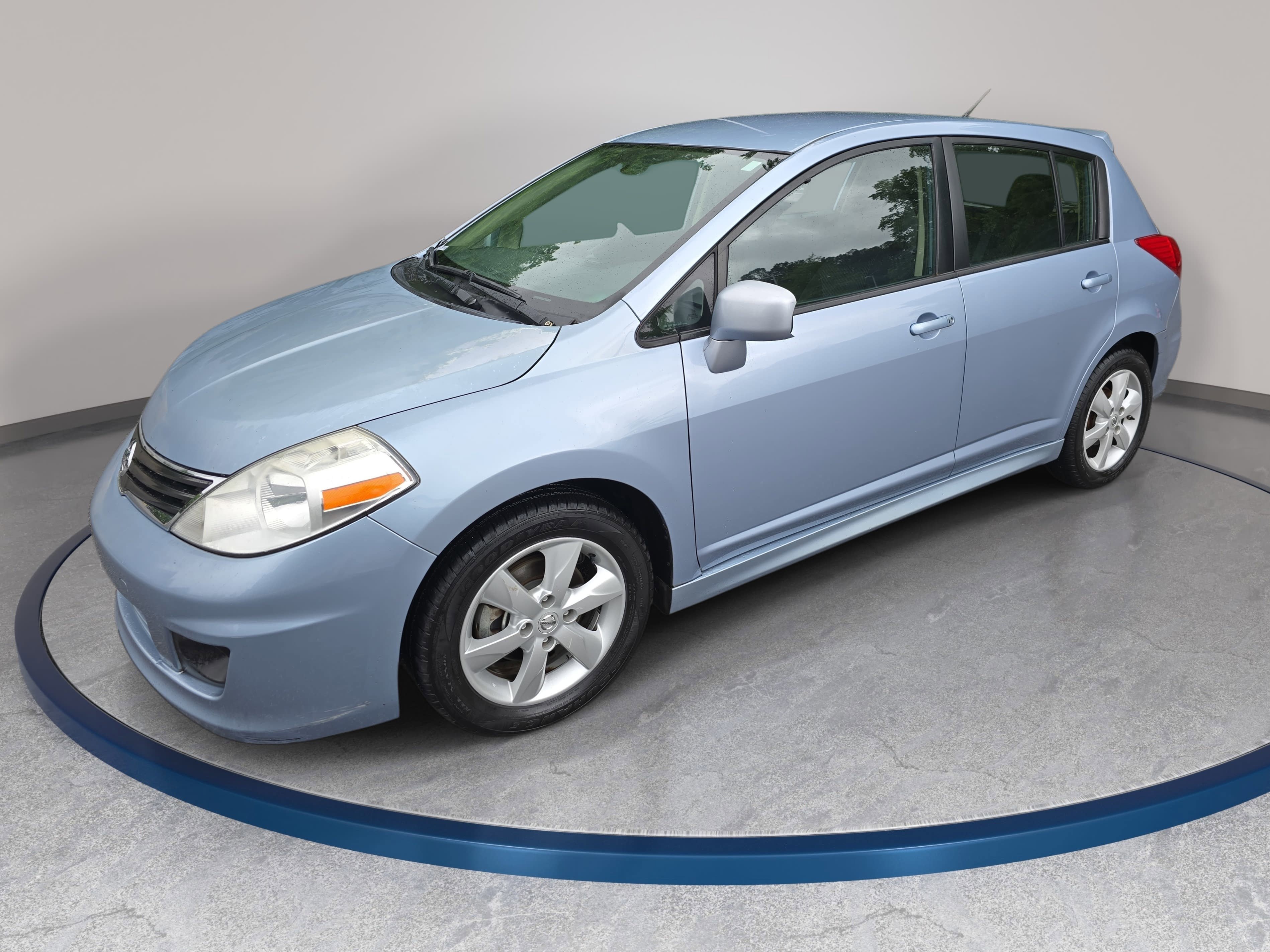 Used 2011 Nissan Versa Hatchback w/ Premium Pkg FWD image 1