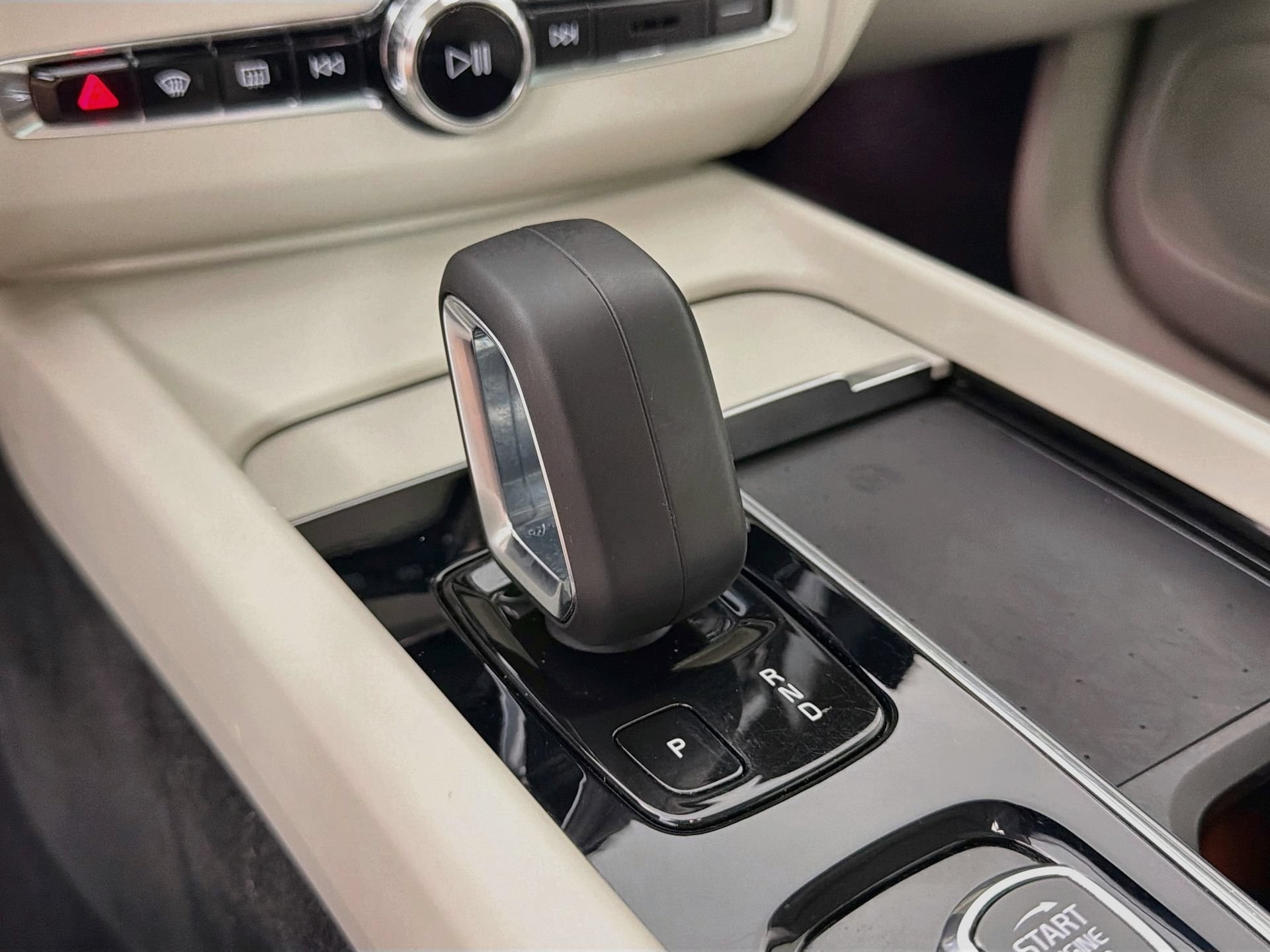 Certified 2022 Volvo XC60 B5 Momentum w/ Advanced Package FWD image 16