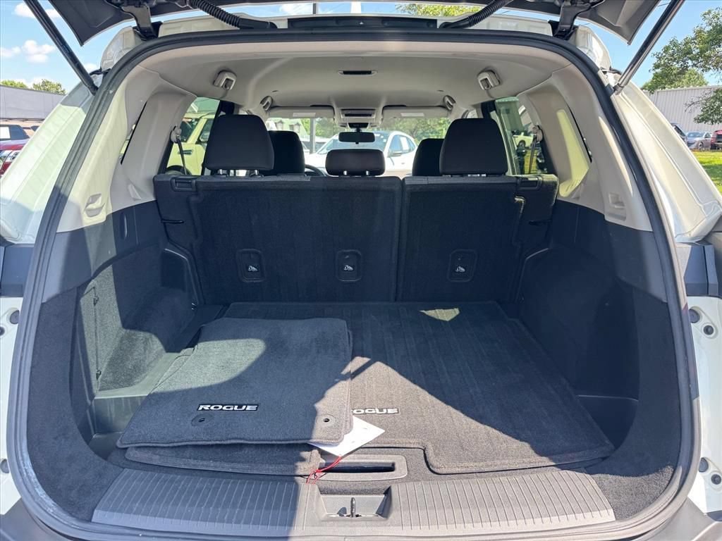 Certified 2023 Nissan Rogue SV FWD image 10
