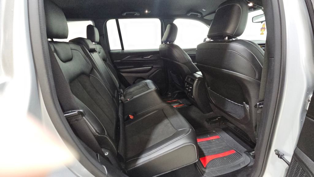 Used 2023 Jeep Grand Cherokee Altitude image 9