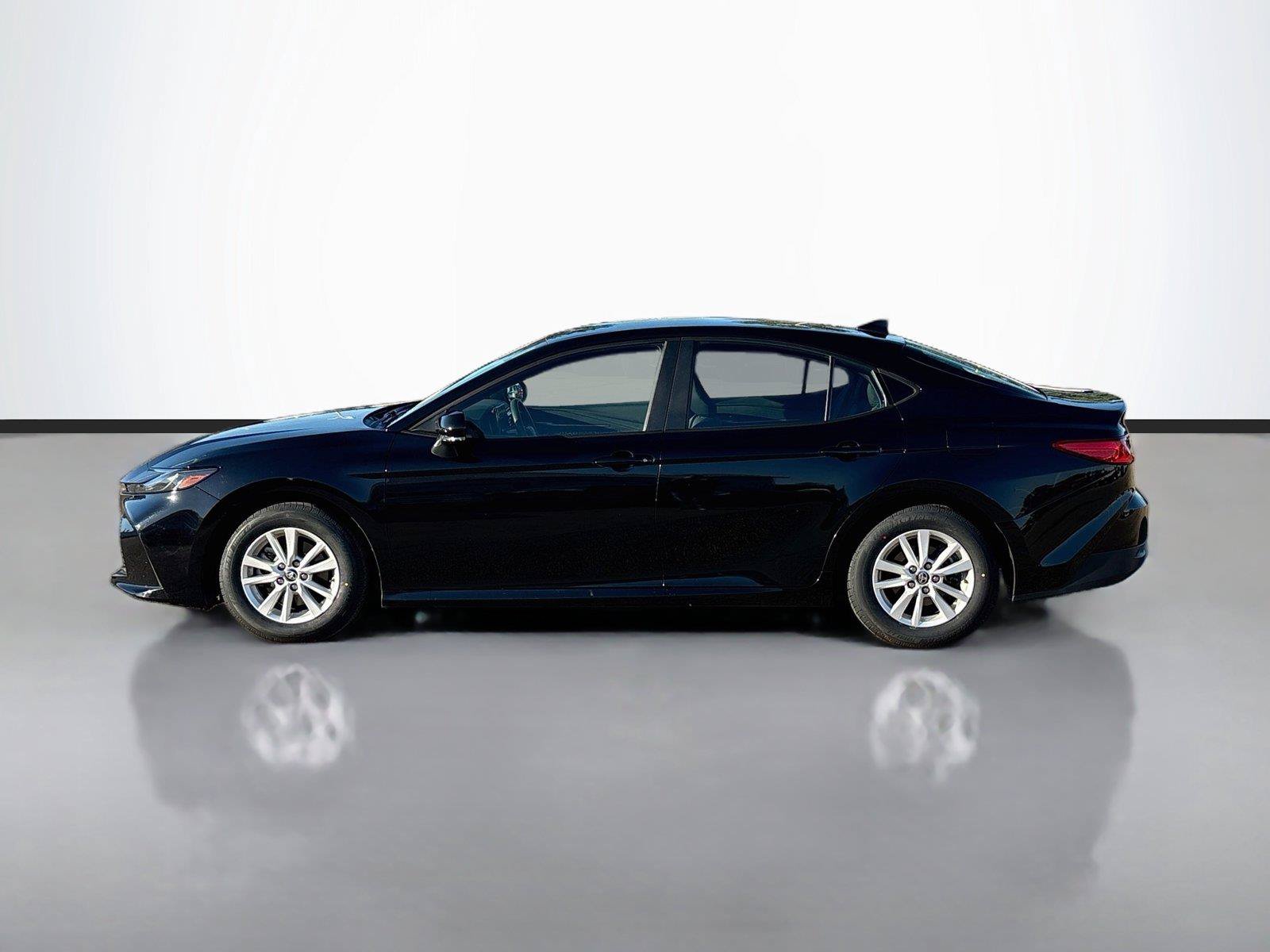 Used 2025 Toyota Camry LE FWD image 8