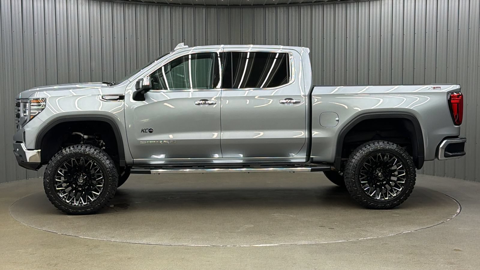 Used 2026 GMC Sierra 1500 SLT AWD/4WD image 2