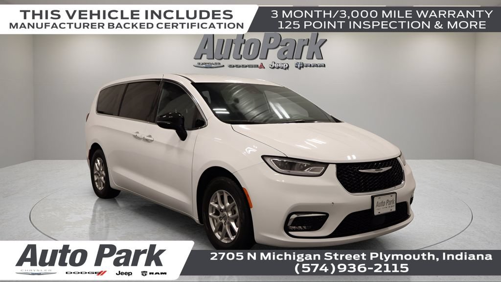 Used 2025 Chrysler Pacifica Select FWD image 1