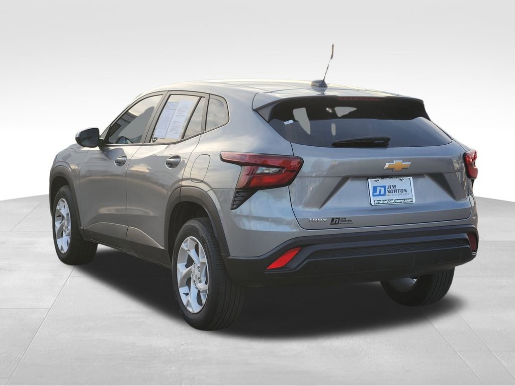 Used 2024 Chevrolet Trax LS w/ LS Convenience Package image 6