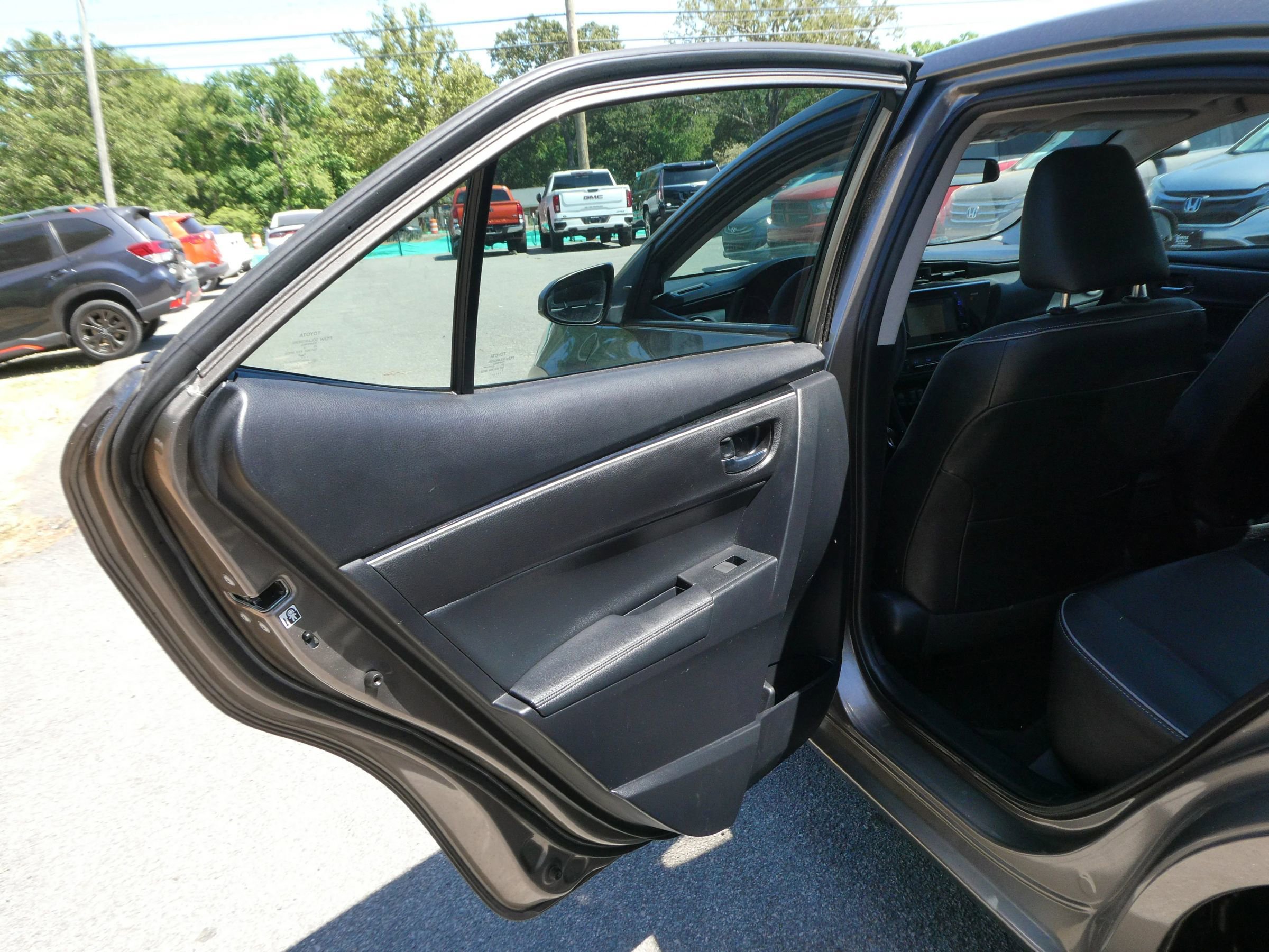 Used 2017 Toyota Corolla XLE FWD image 30