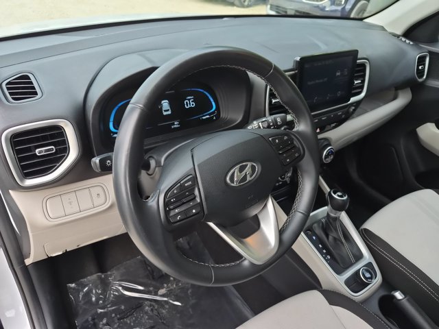 Used 2025 Hyundai Venue SEL FWD image 12