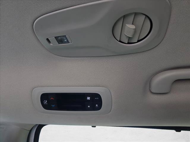 Used 2024 Chrysler Pacifica Touring-L FWD image 16