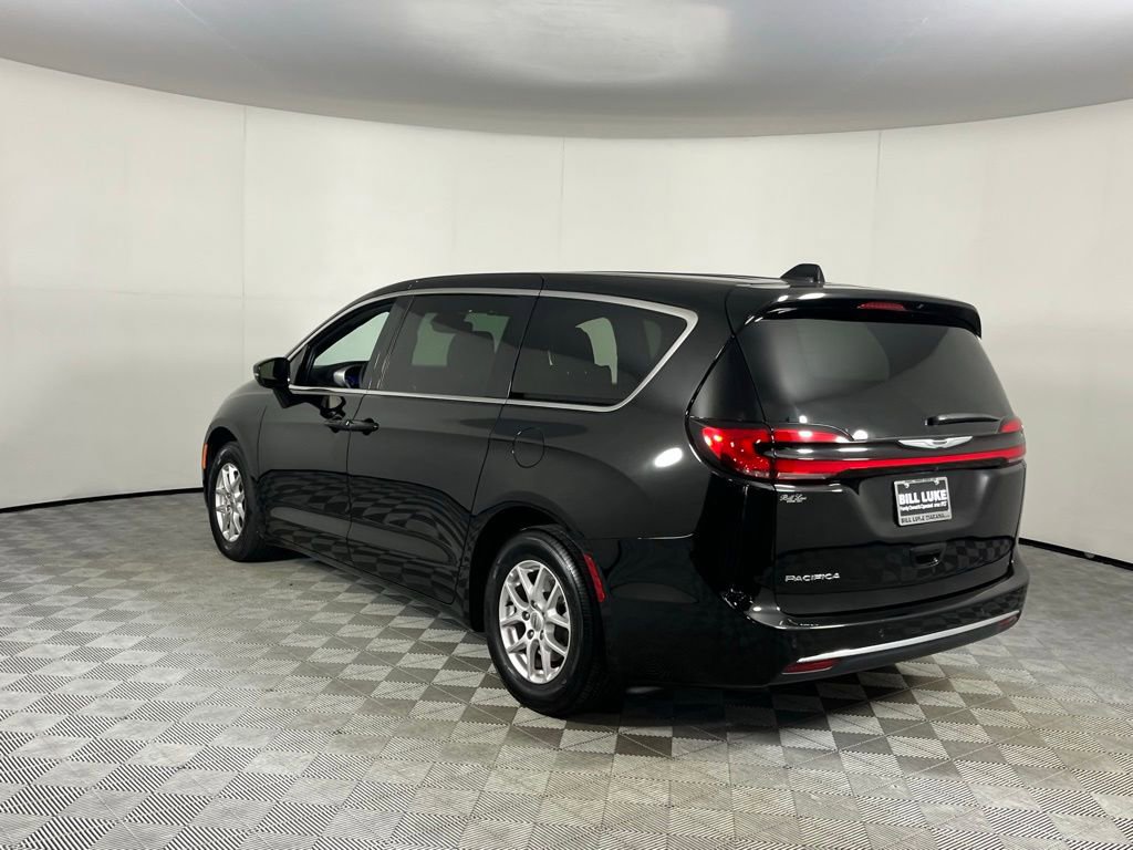 Used 2025 Chrysler Pacifica Select image 10