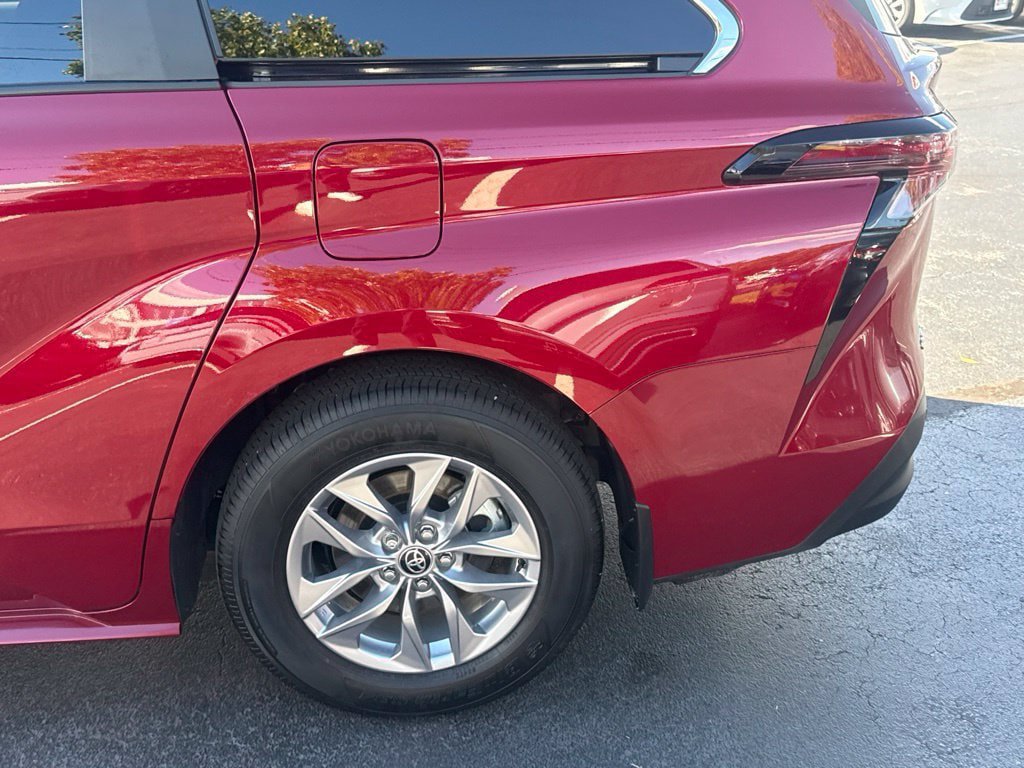 Certified 2026 Toyota Sienna XLE FWD image 4
