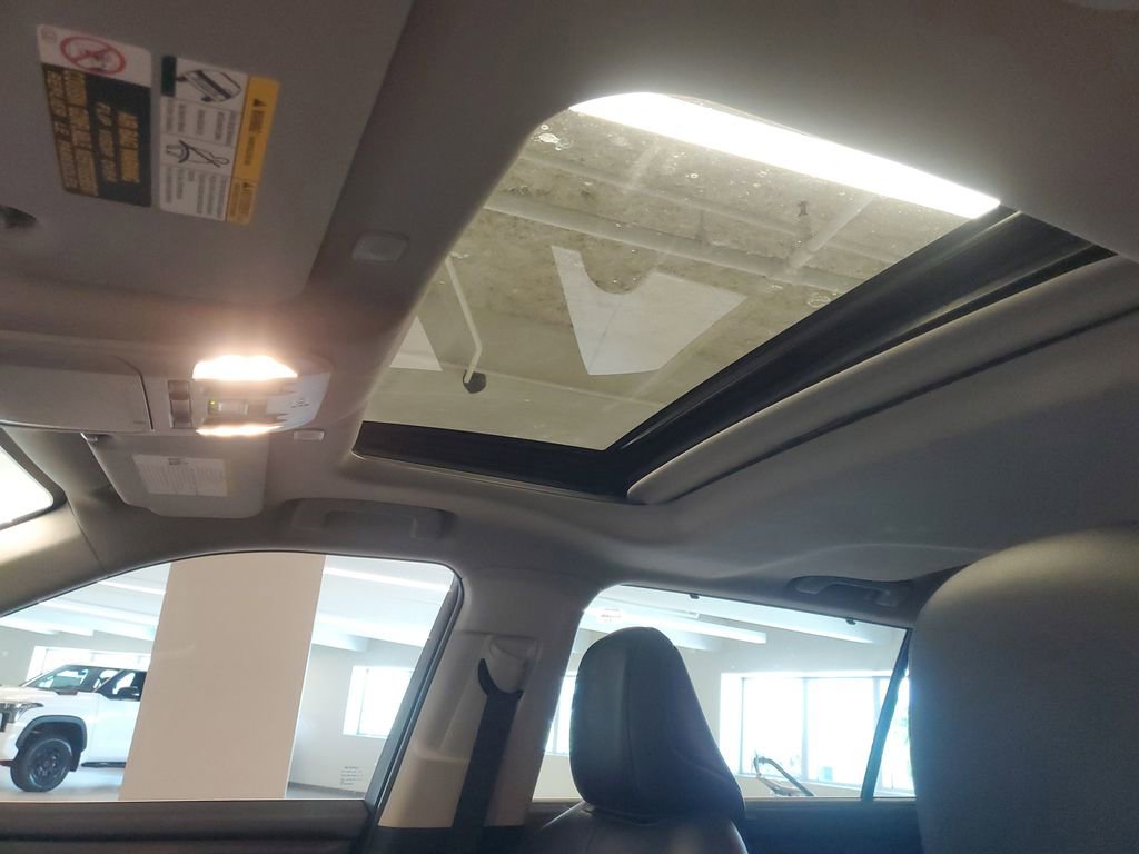 Used 2023 Toyota Highlander XLE image 19