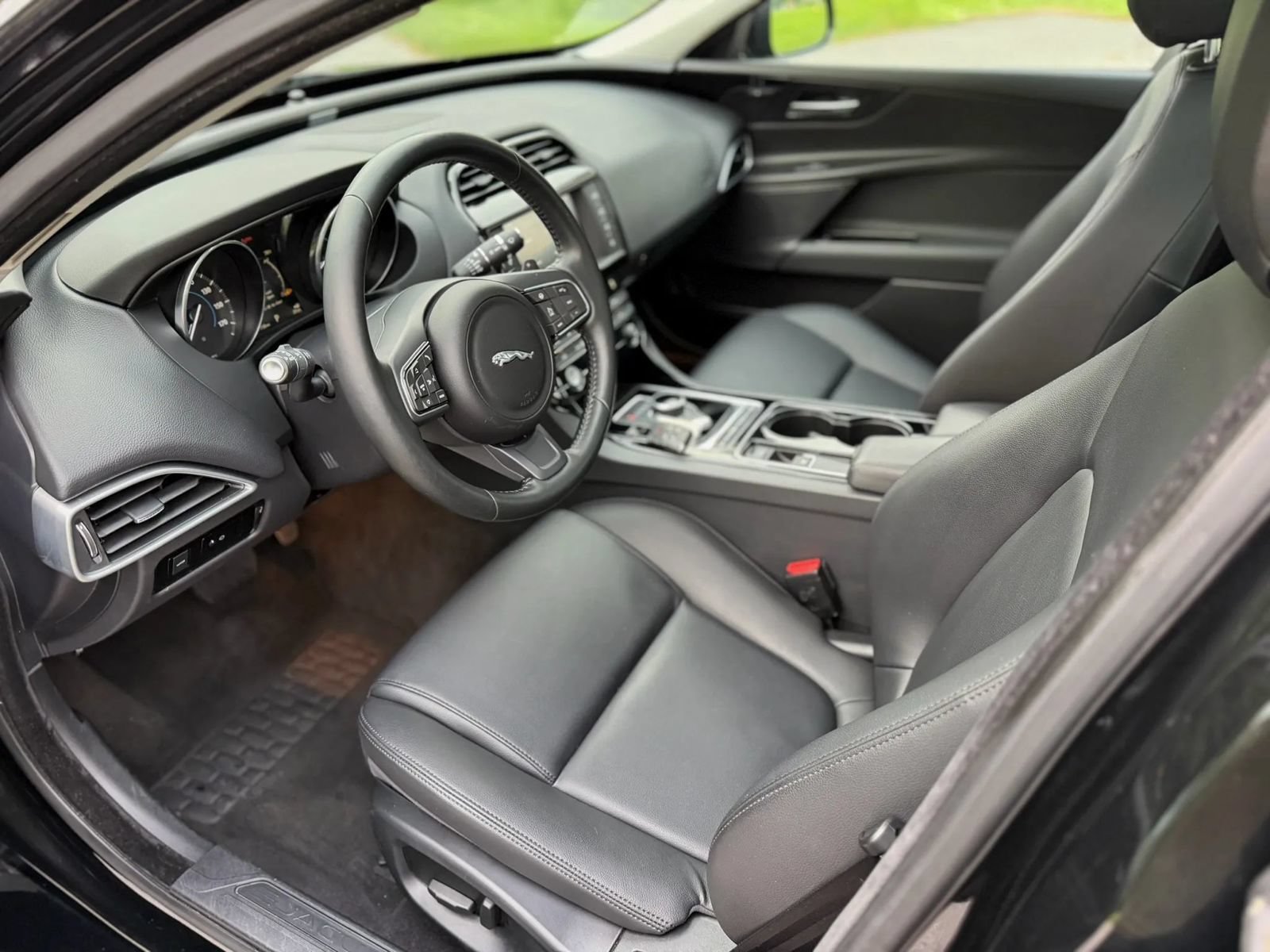 Used 2017 Jaguar XE Premium AWD/4WD image 23