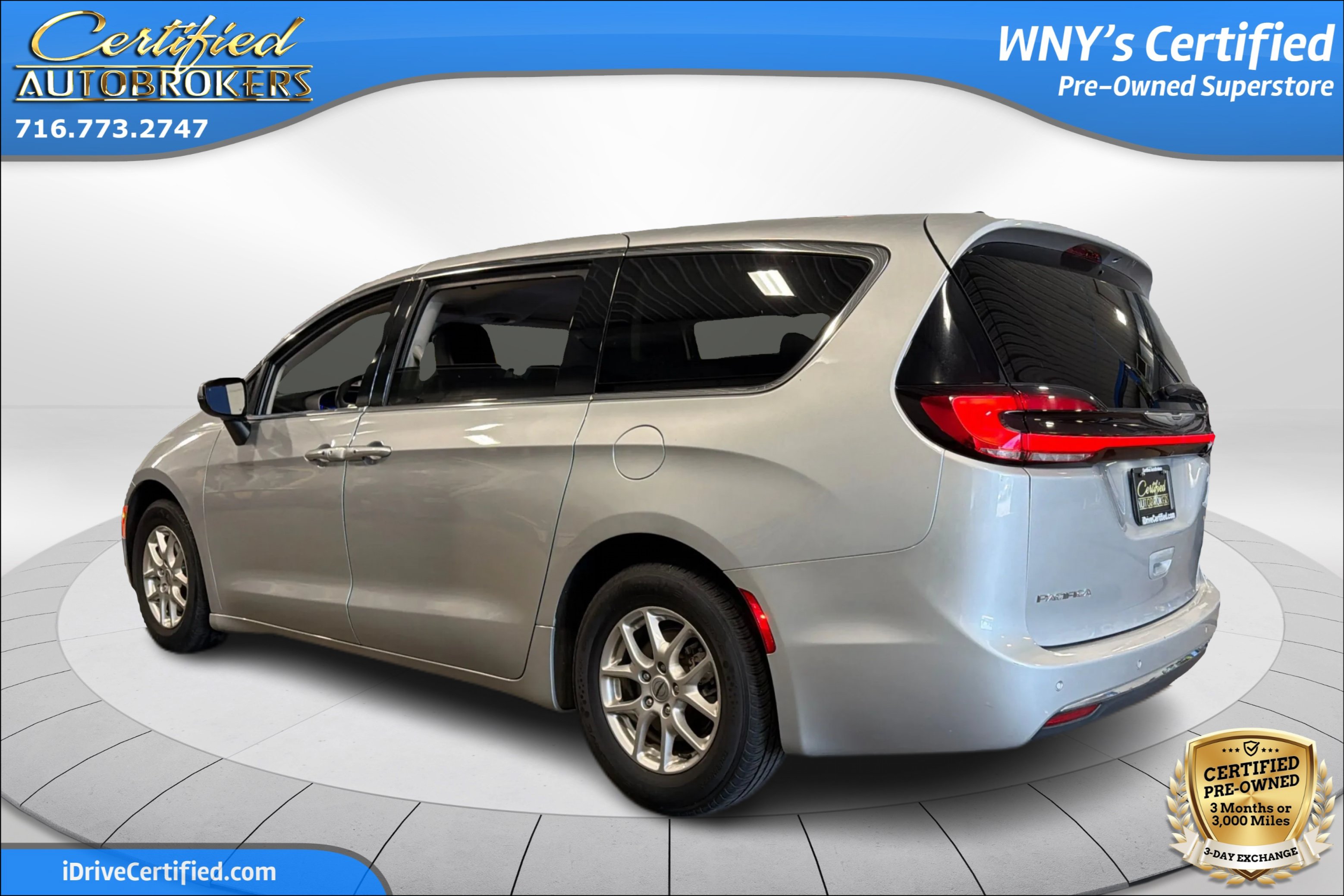 Used 2023 Chrysler Pacifica Touring-L FWD image 8