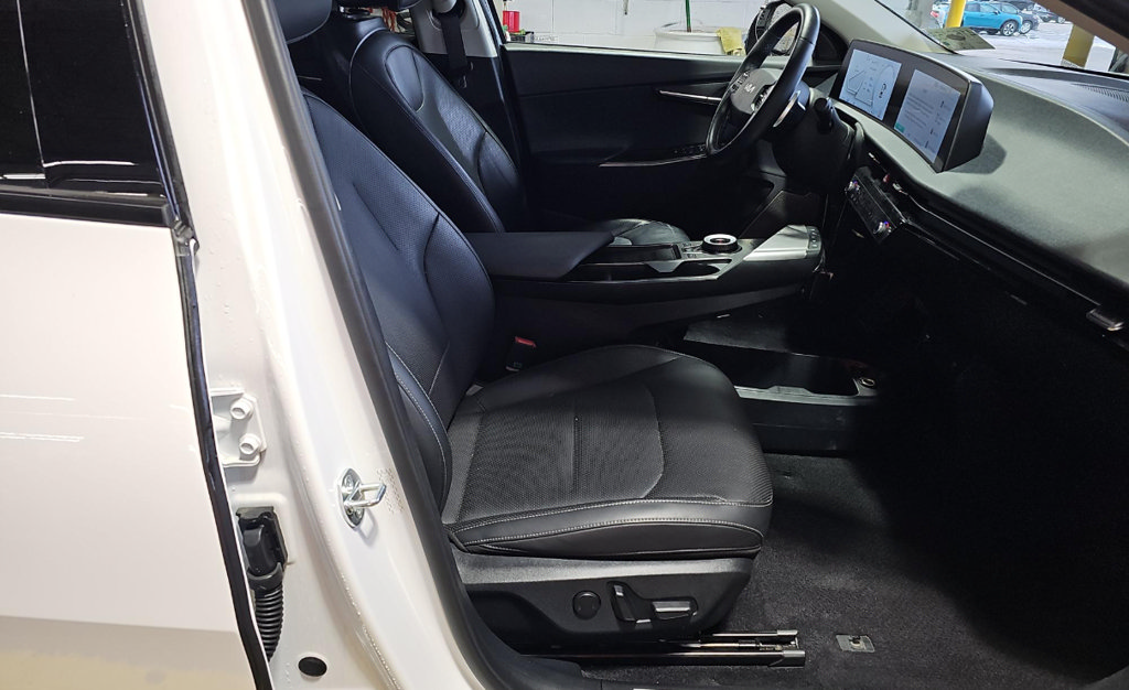 Certified 2023 Kia EV6 Wind w/ Wind Technology Package AWD/4WD image 11