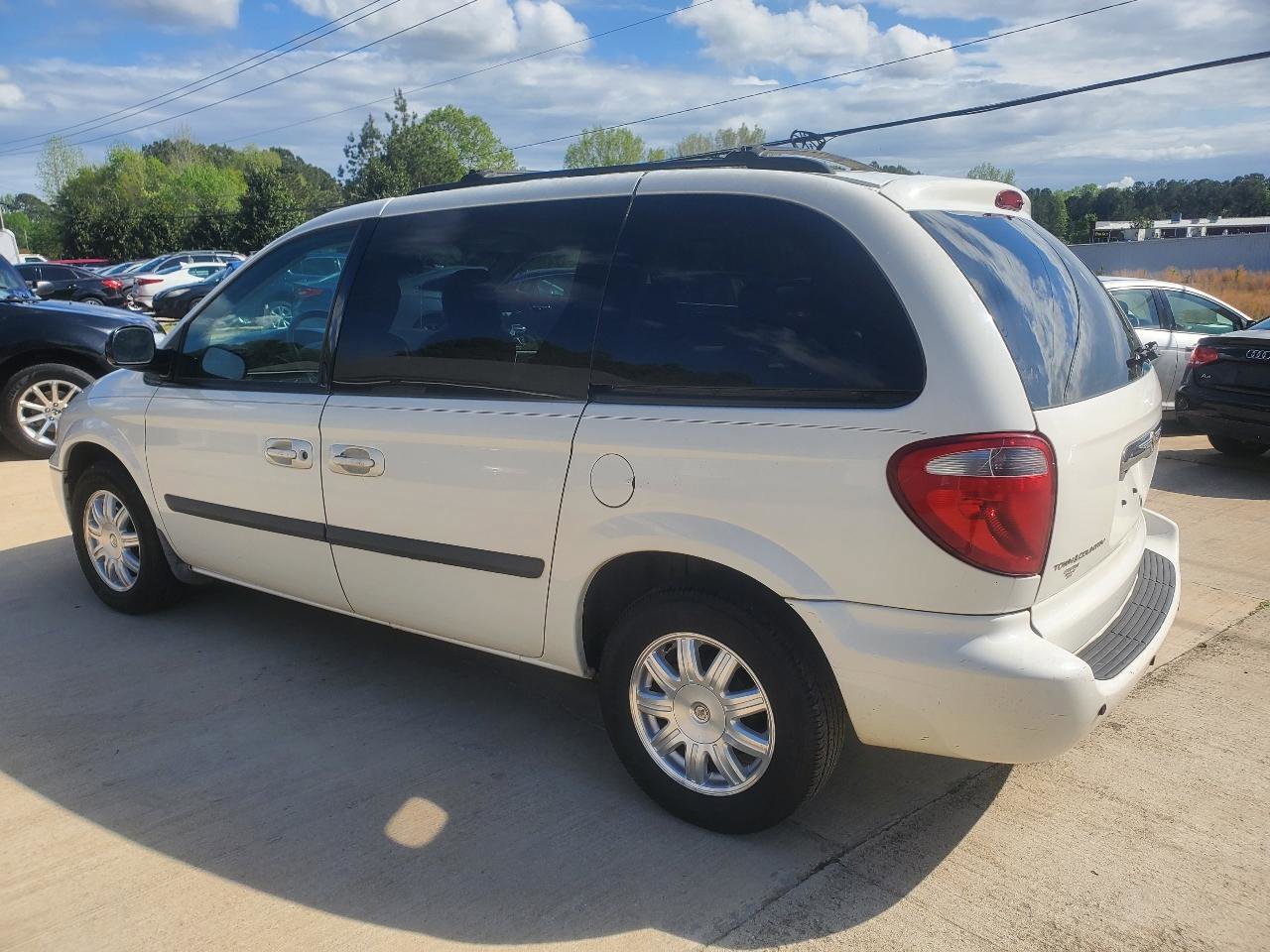 Used 2006 Chrysler Town & Country Limited w/ Popular Equipment Group I FWD image 12