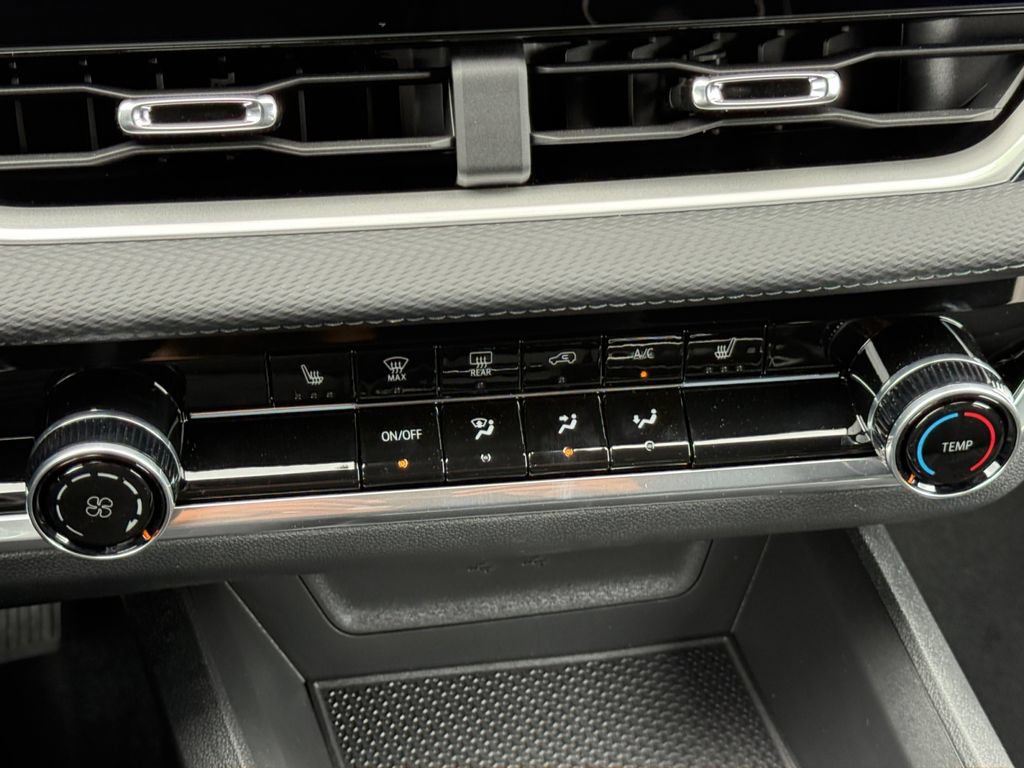 New 2027 Chevrolet Equinox LT w/ Midnight Edition FWD image 17