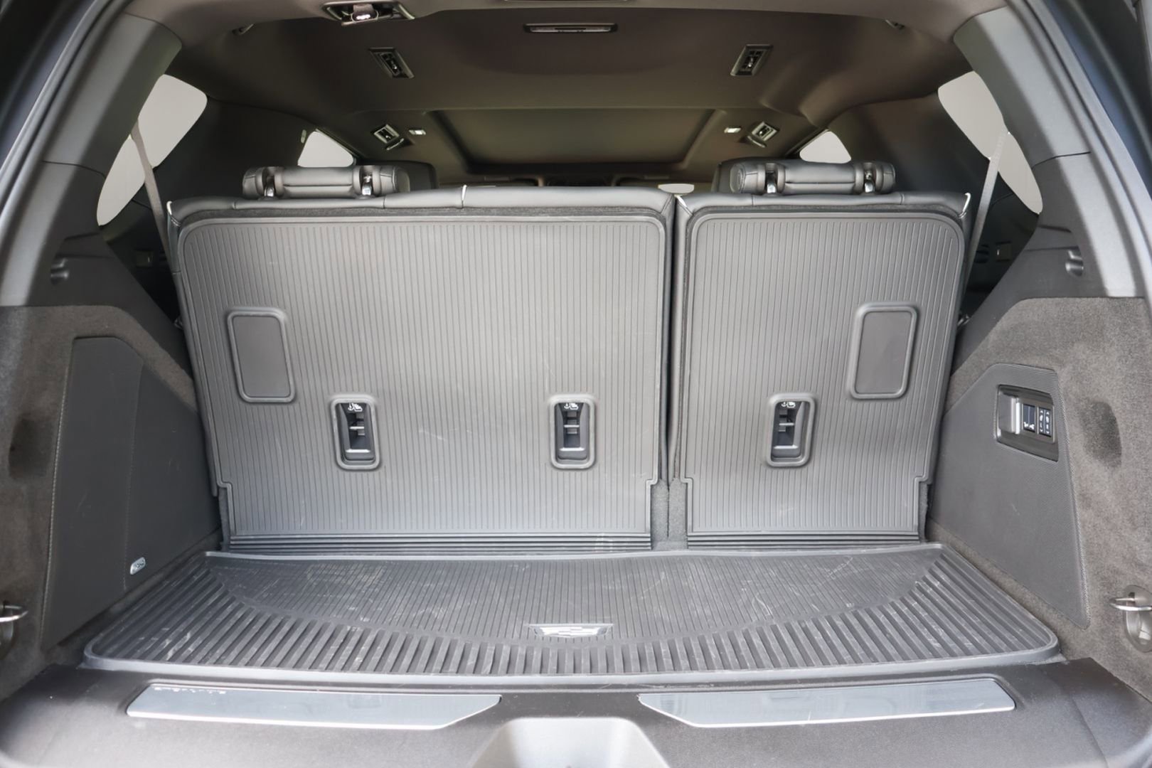 Used 2025 Cadillac Escalade Premium Luxury AWD/4WD image 20
