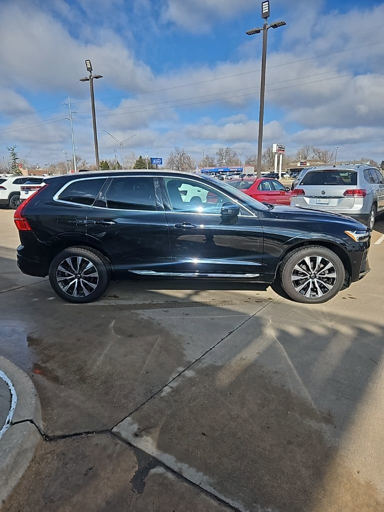 Used 2023 Volvo XC60 B5 Plus FWD image 4