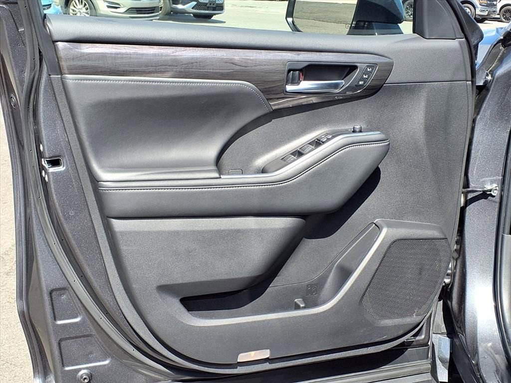 Used 2025 Toyota Highlander Platinum image 29