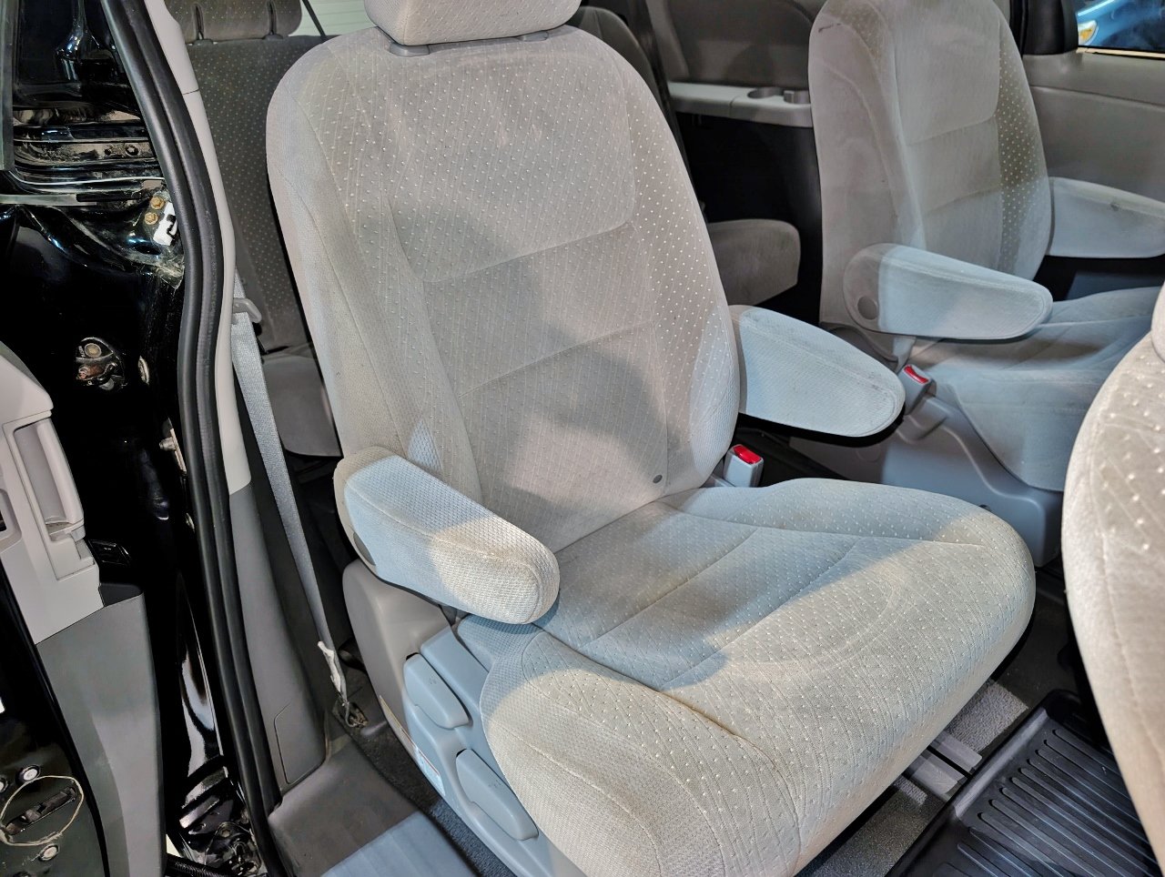Used 2020 Toyota Sienna LE AWD/4WD image 25