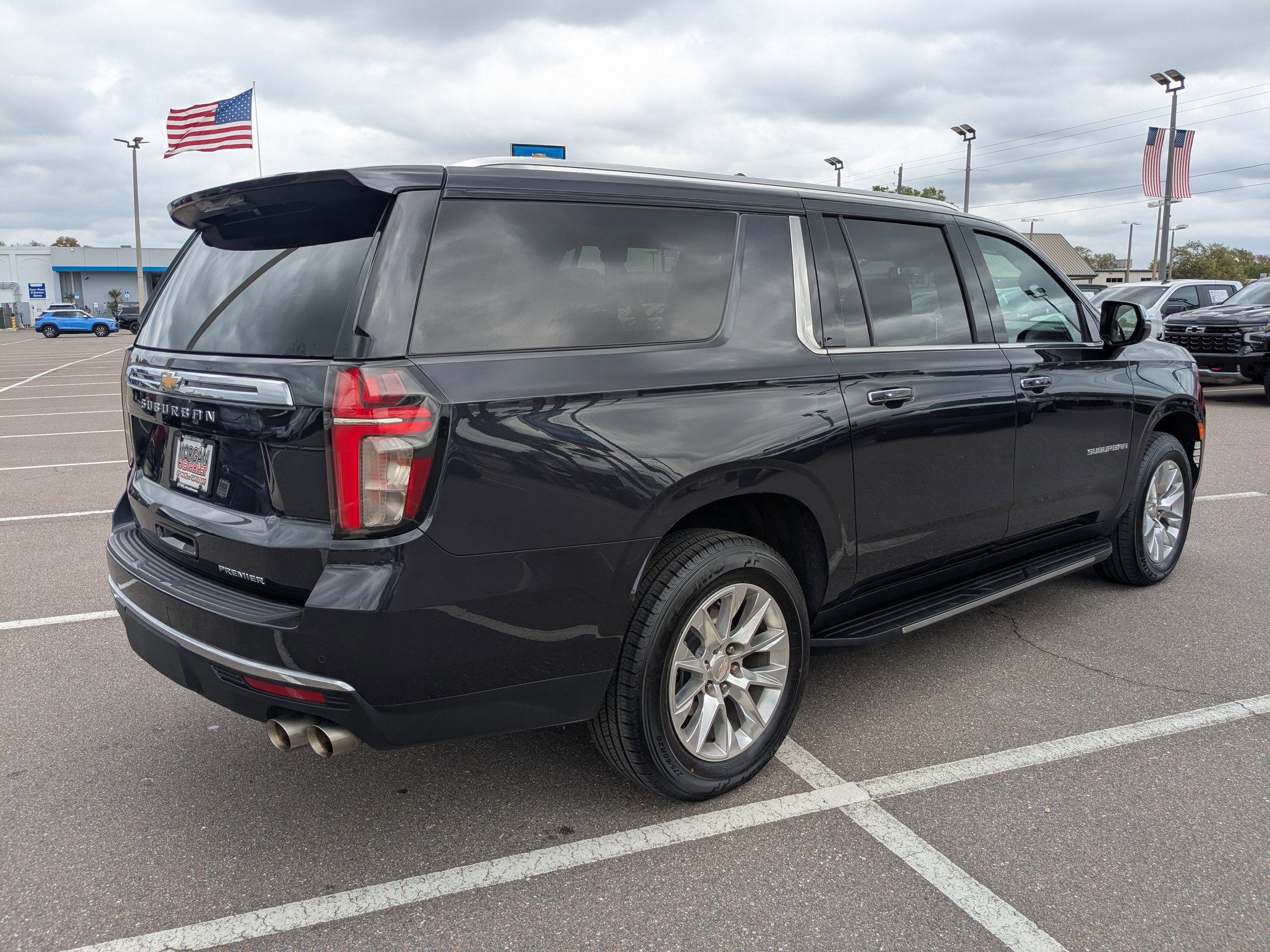Used 2023 Chevrolet Suburban Premier image 4