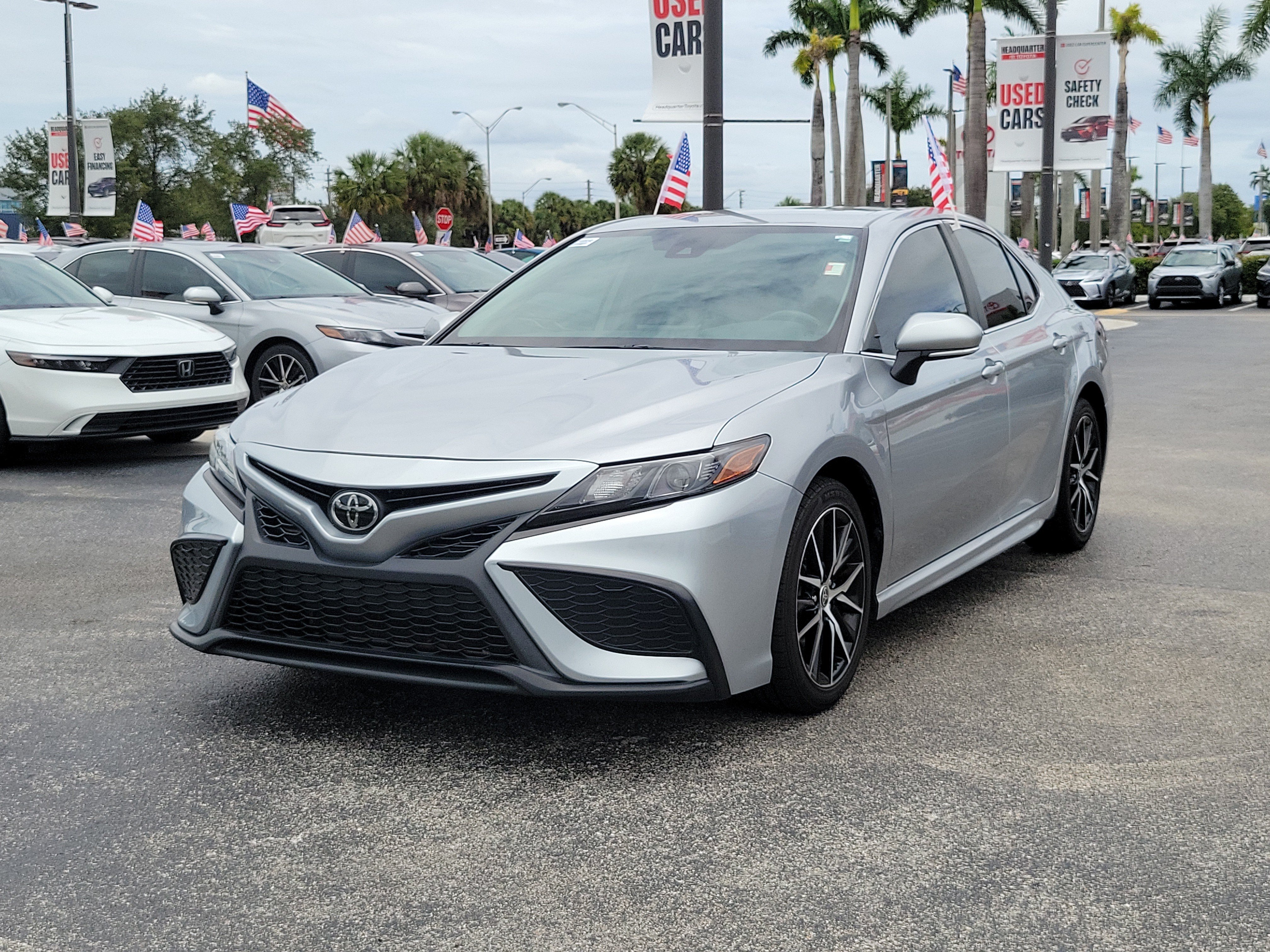 Used 2022 Toyota Camry SE FWD image 5