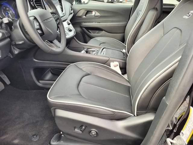 New 2027 Chrysler Pacifica Limited AWD/4WD image 9