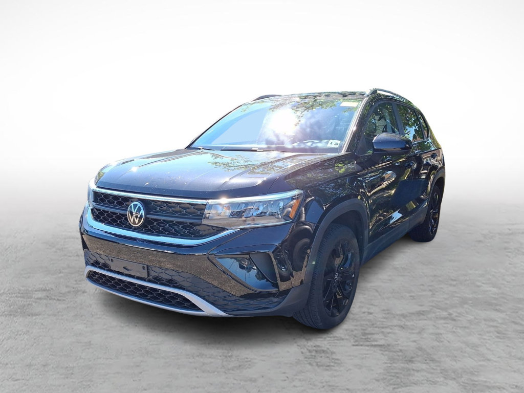 Used 2023 Volkswagen Taos SE w/ Black Wheel Package