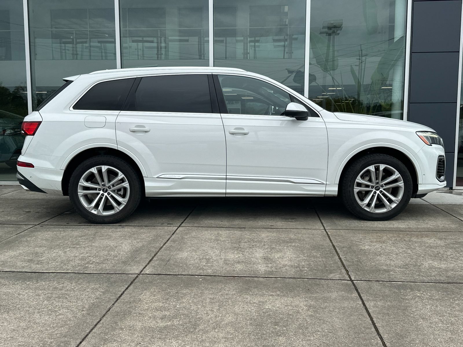 Used 2025 Audi Q7 3.0T Premium Plus AWD/4WD image 2
