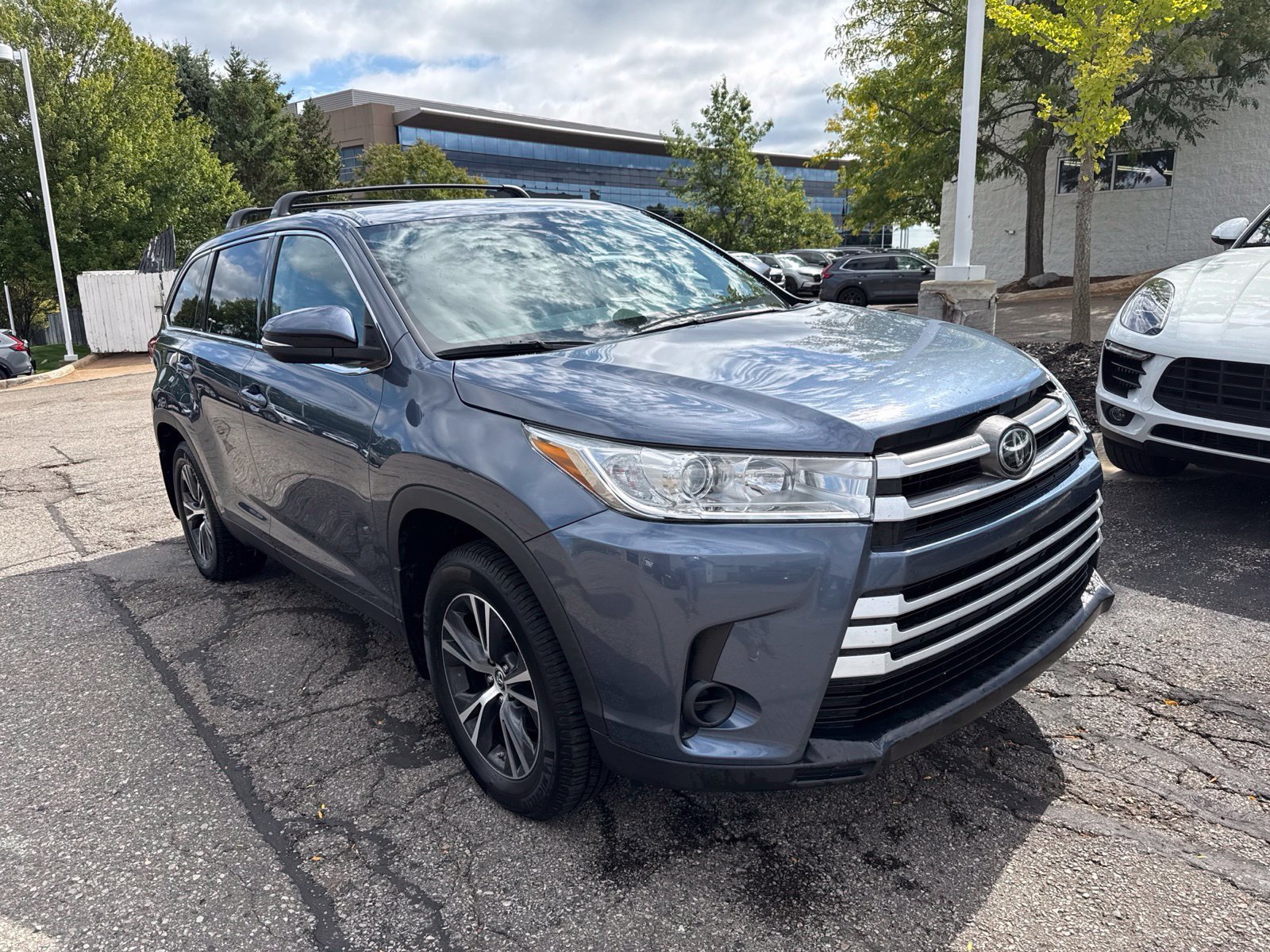 Used 2019 Toyota Highlander LE AWD/4WD image 11