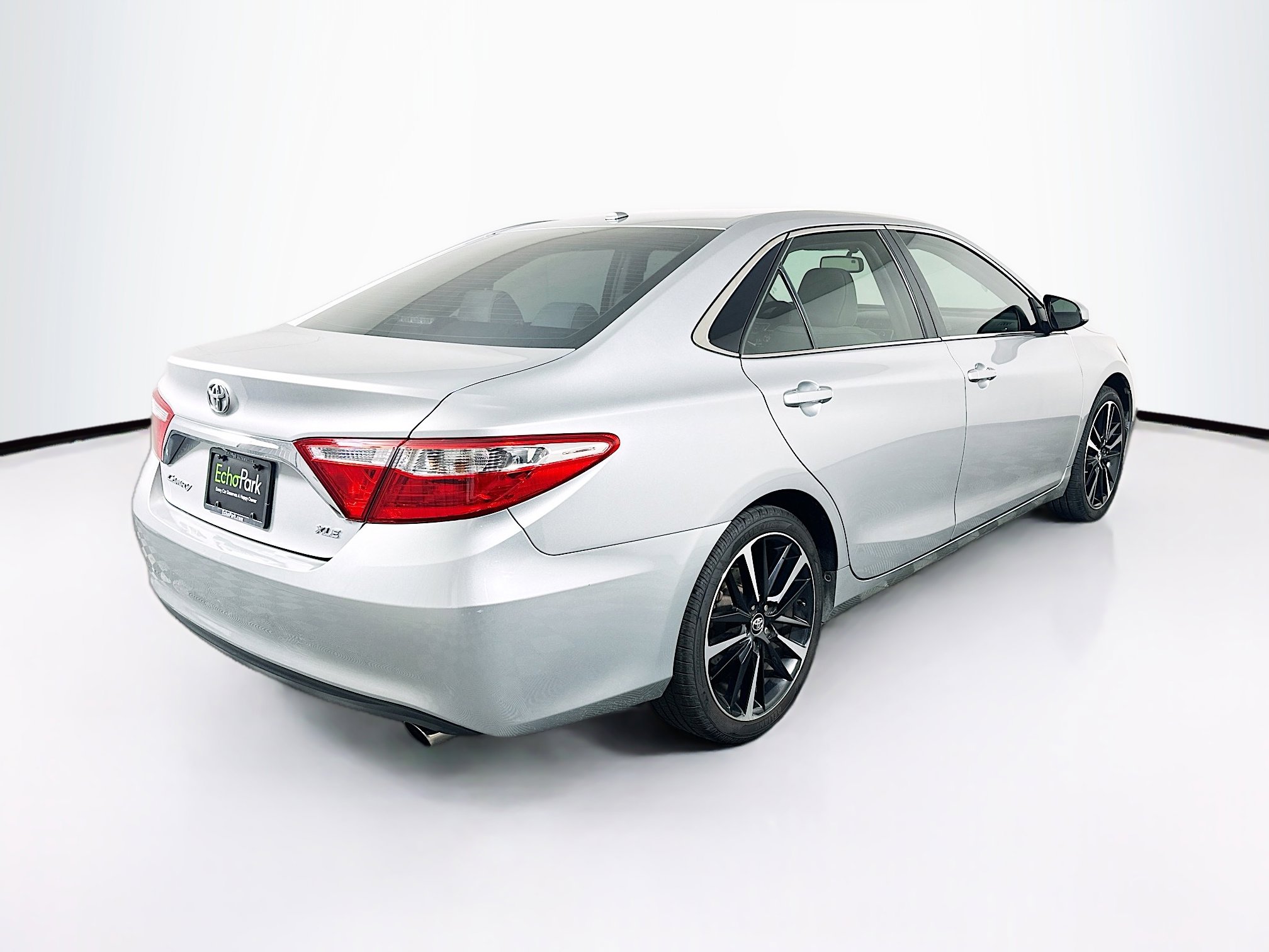 Used 2015 Toyota Camry XLE w/ Moonroof Package FWD image 9