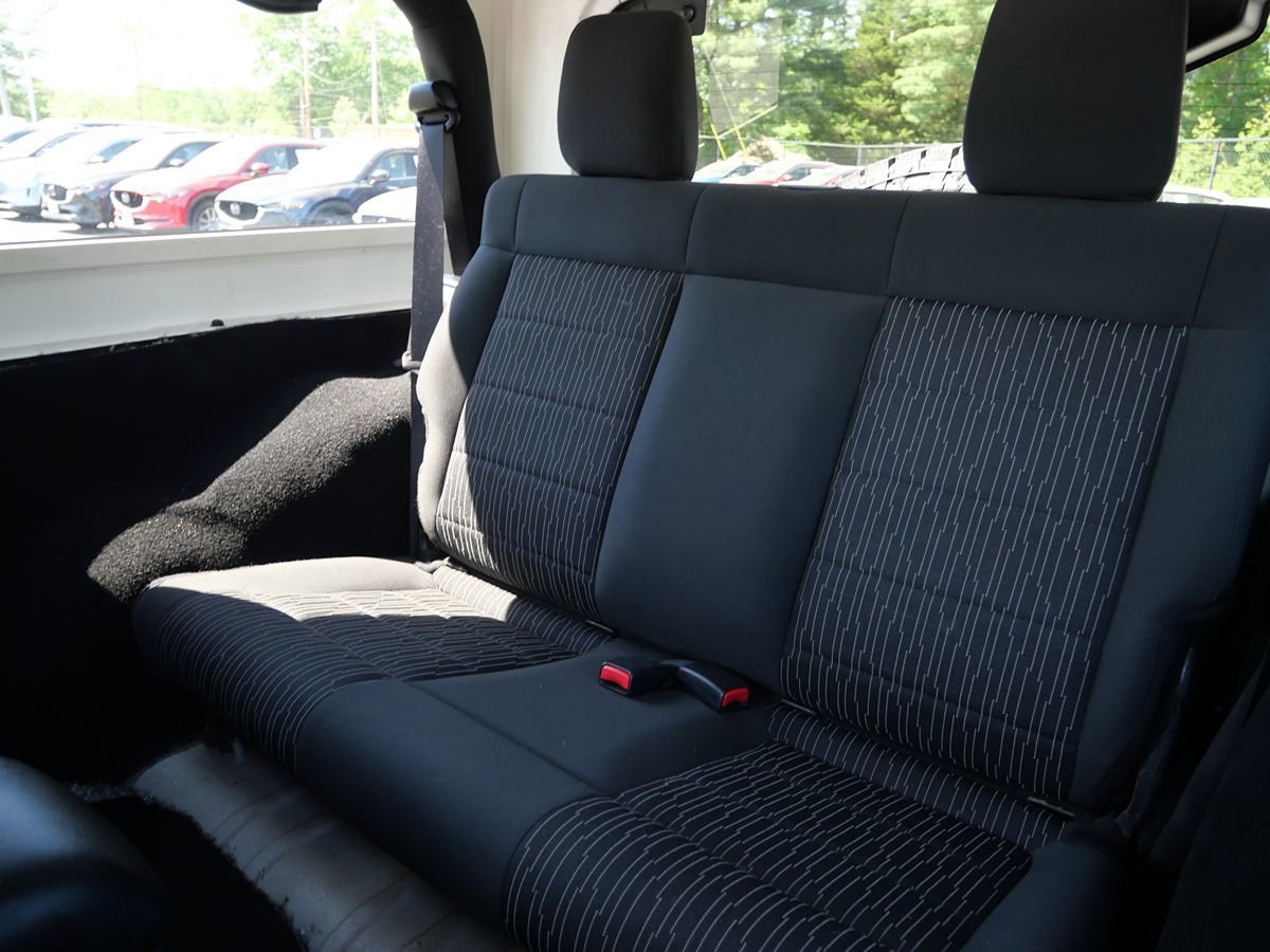 Used 2016 Jeep Wrangler Sahara w/ Connectivity Group AWD/4WD image 17