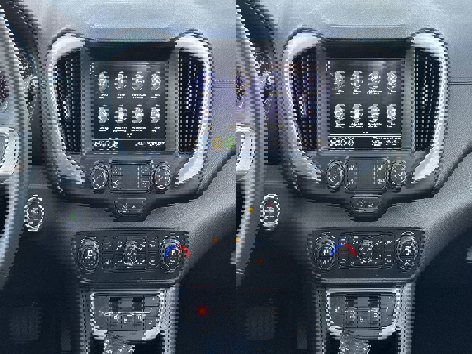 Used 2024 GMC Terrain SLT w/ Tech Package image 29