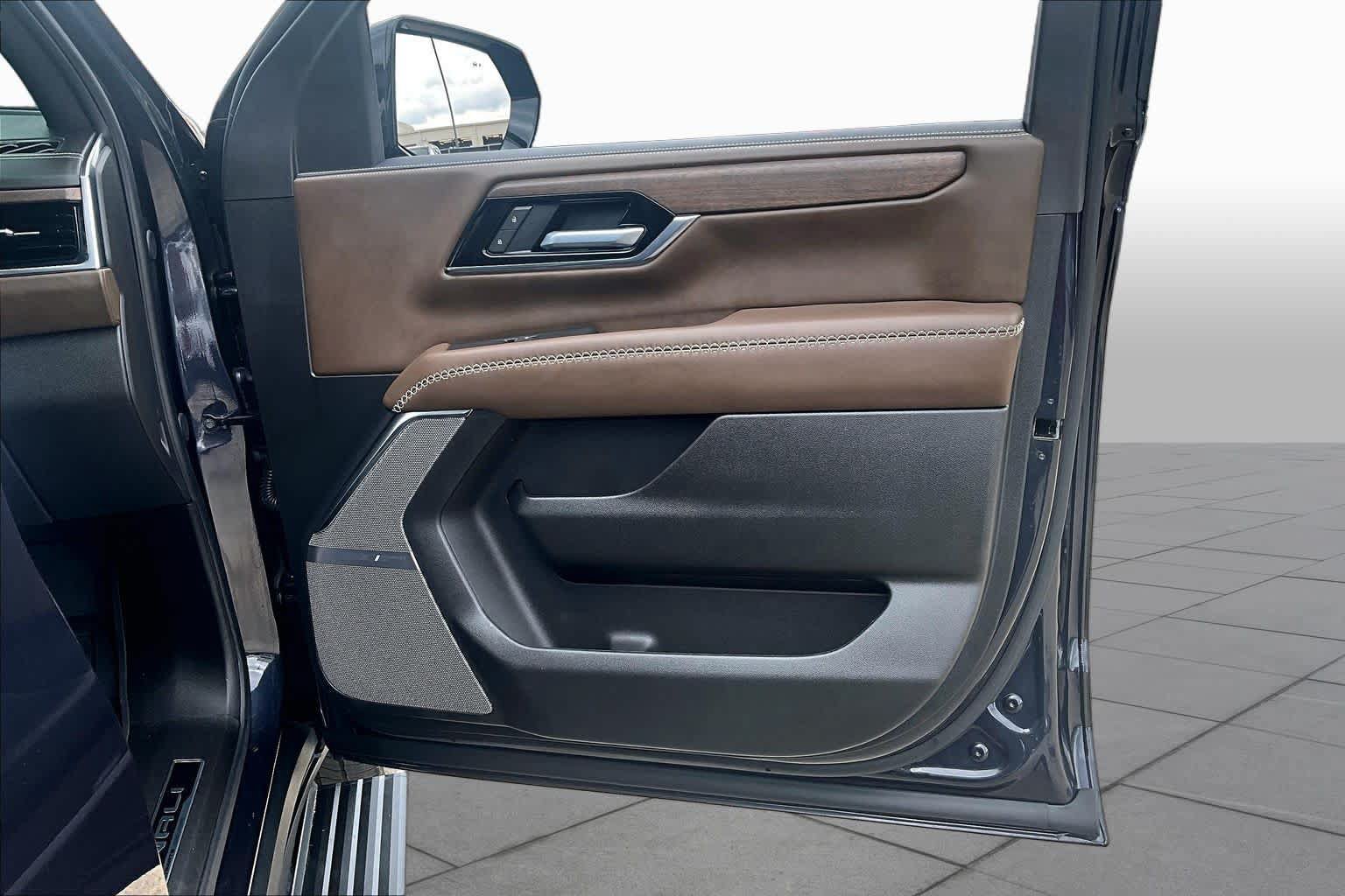Used 2025 GMC Yukon Denali Ultimate w/ LPO, Floor Liner Package AWD/4WD image 23