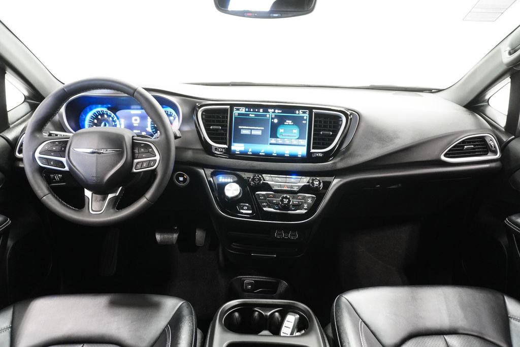 Used 2025 Chrysler Pacifica Select image 8