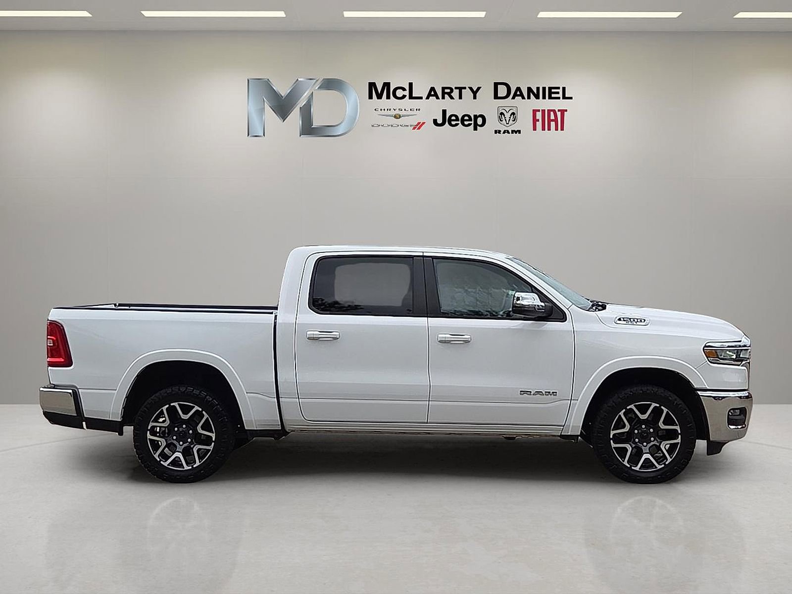 Used 2025 RAM 1500 Laramie AWD/4WD image 6