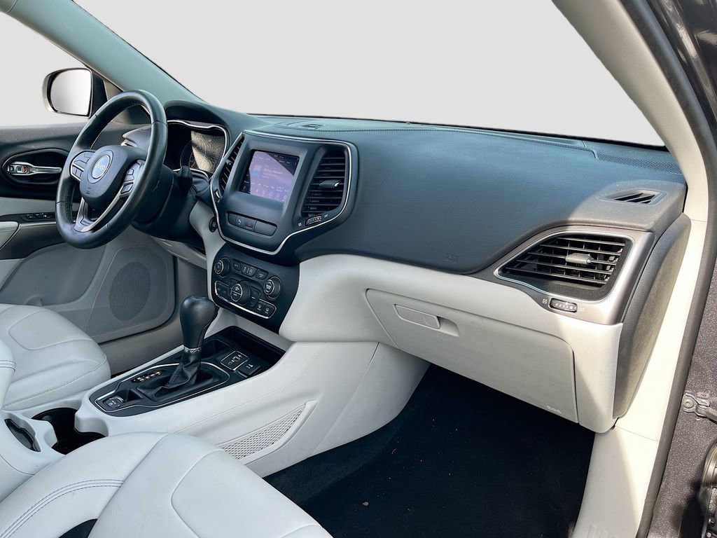 Certified 2020 Jeep Cherokee Latitude Plus w/ Comfort/Convenience Group FWD image 26