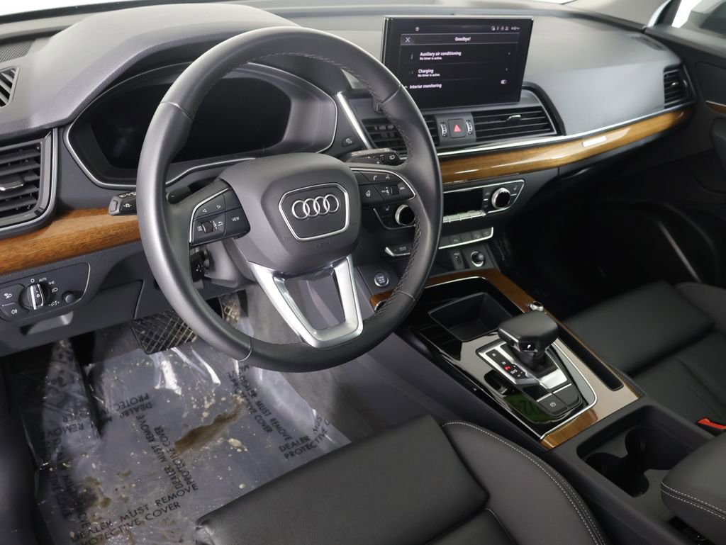 Used 2024 Audi Q5 e Premium w/ Convenience Package image 2