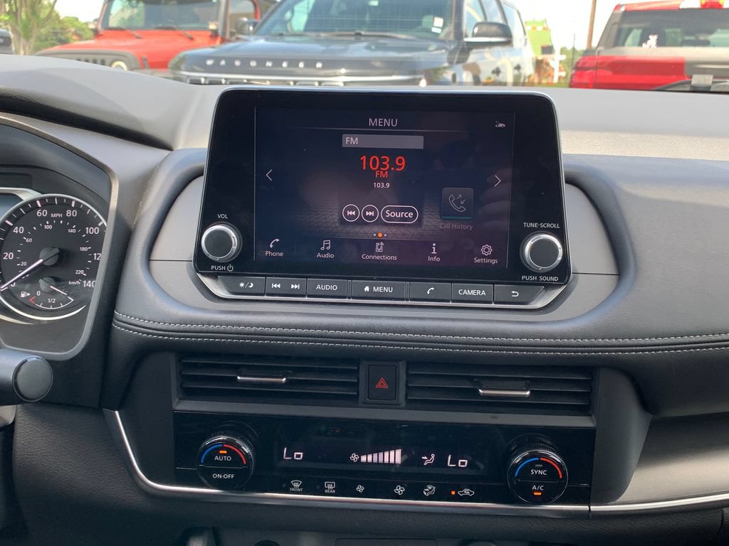 Used 2025 Nissan Rogue SV FWD image 17