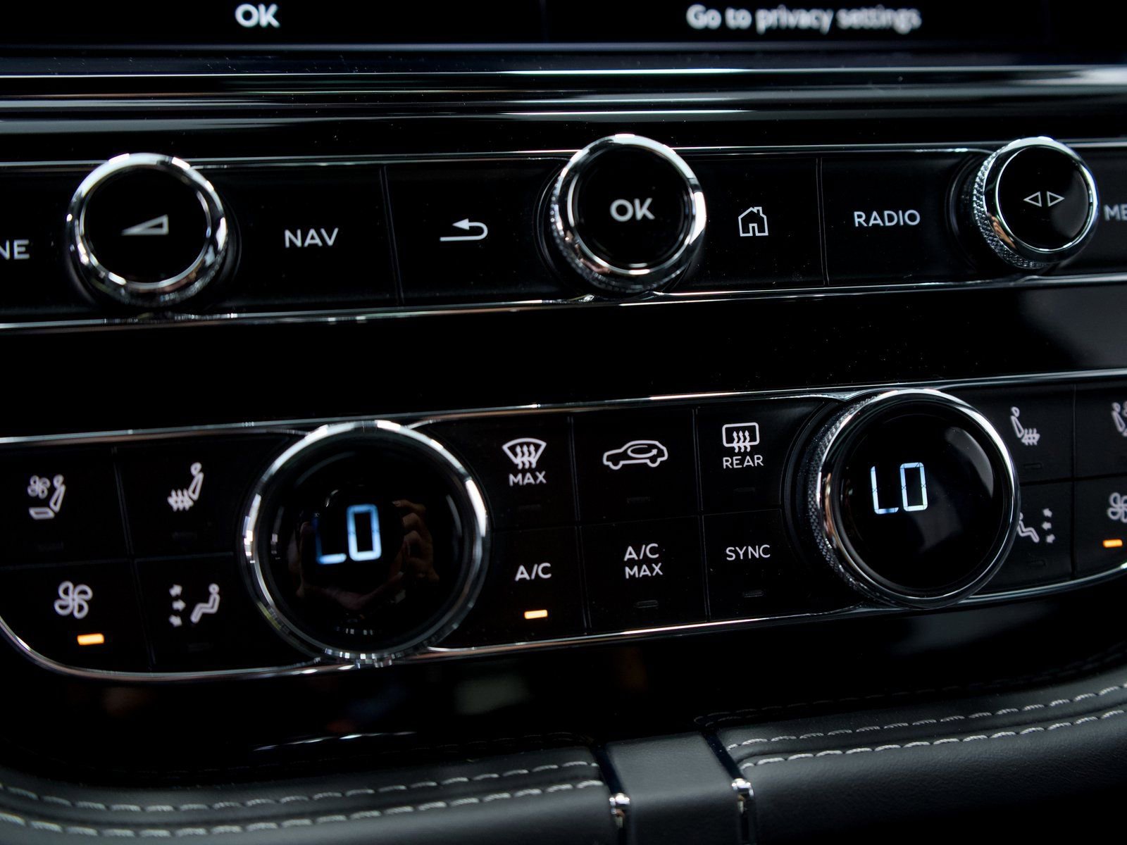 Certified 2025 Bentley Bentayga image 38