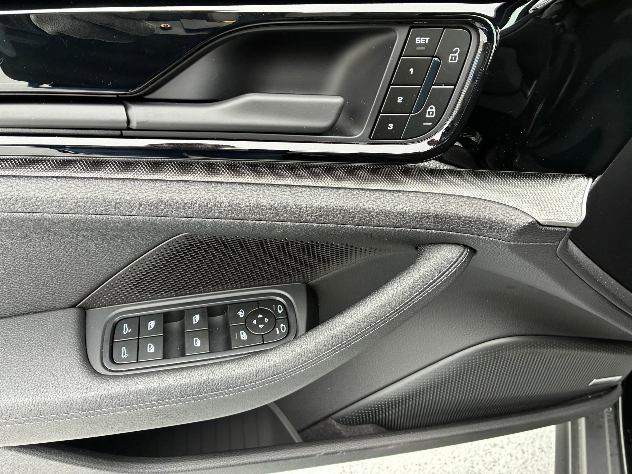 Certified 2025 Porsche Panamera 4 image 27